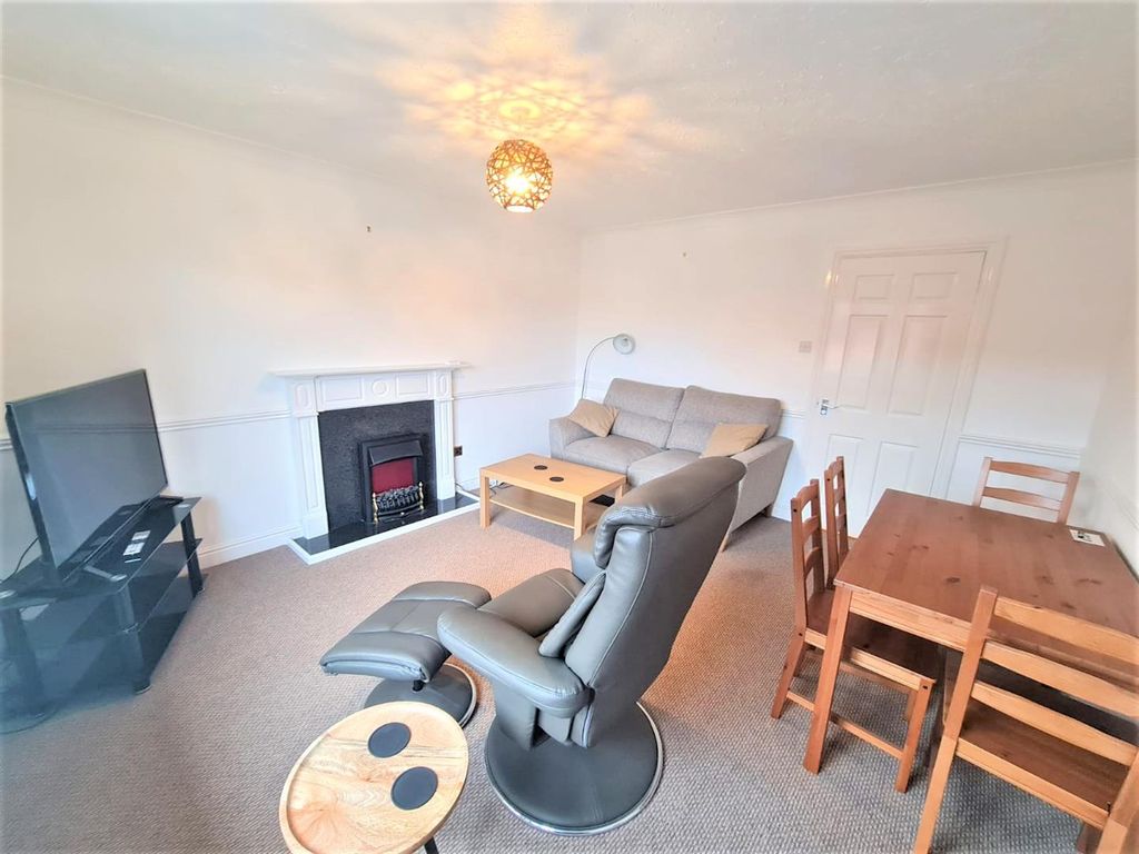 Property photo 3 of 13 Lounge