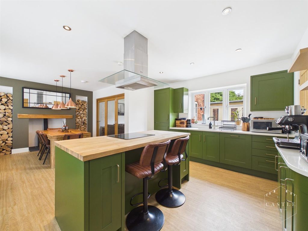 Property photo 2 of 33 Dining Kitchen