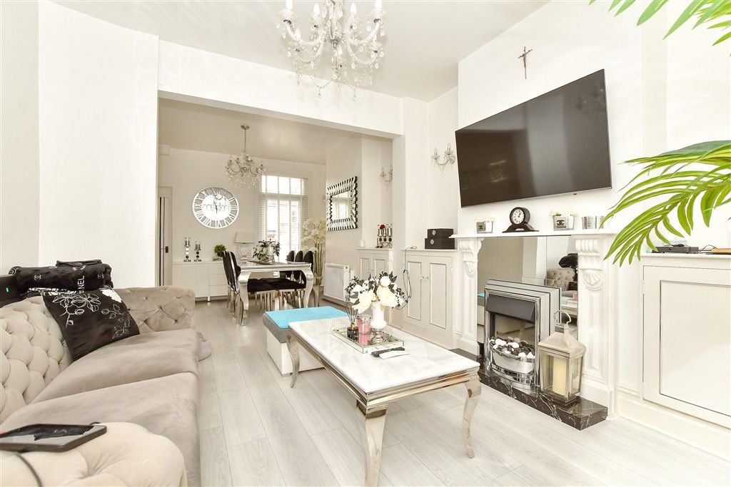 Property photo 1 of 9 Lounge