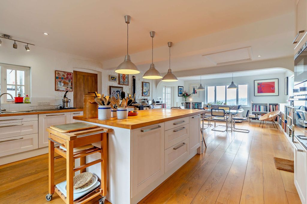 Property photo 2 of 50