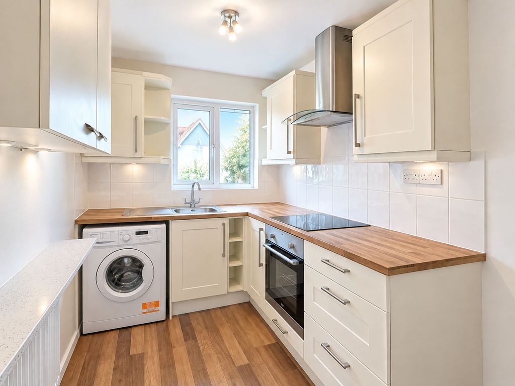 Property photo 3 of 8 Kitchen