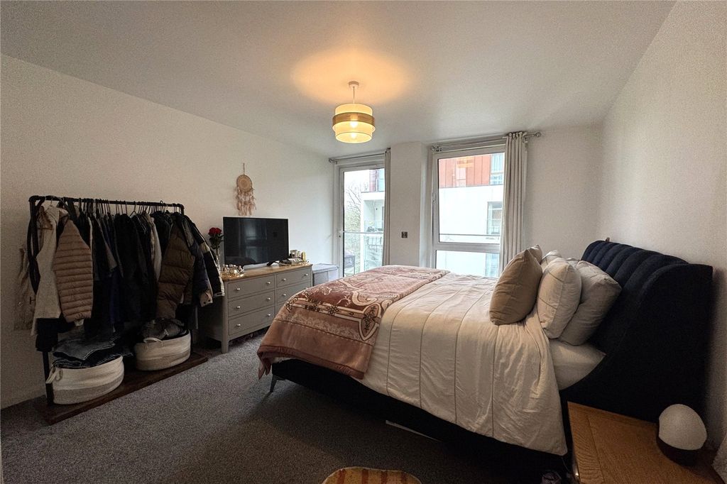 Additional image 6 of 2 bed flat for saleFarnborough Road, Farnborough, Hampshire GU14