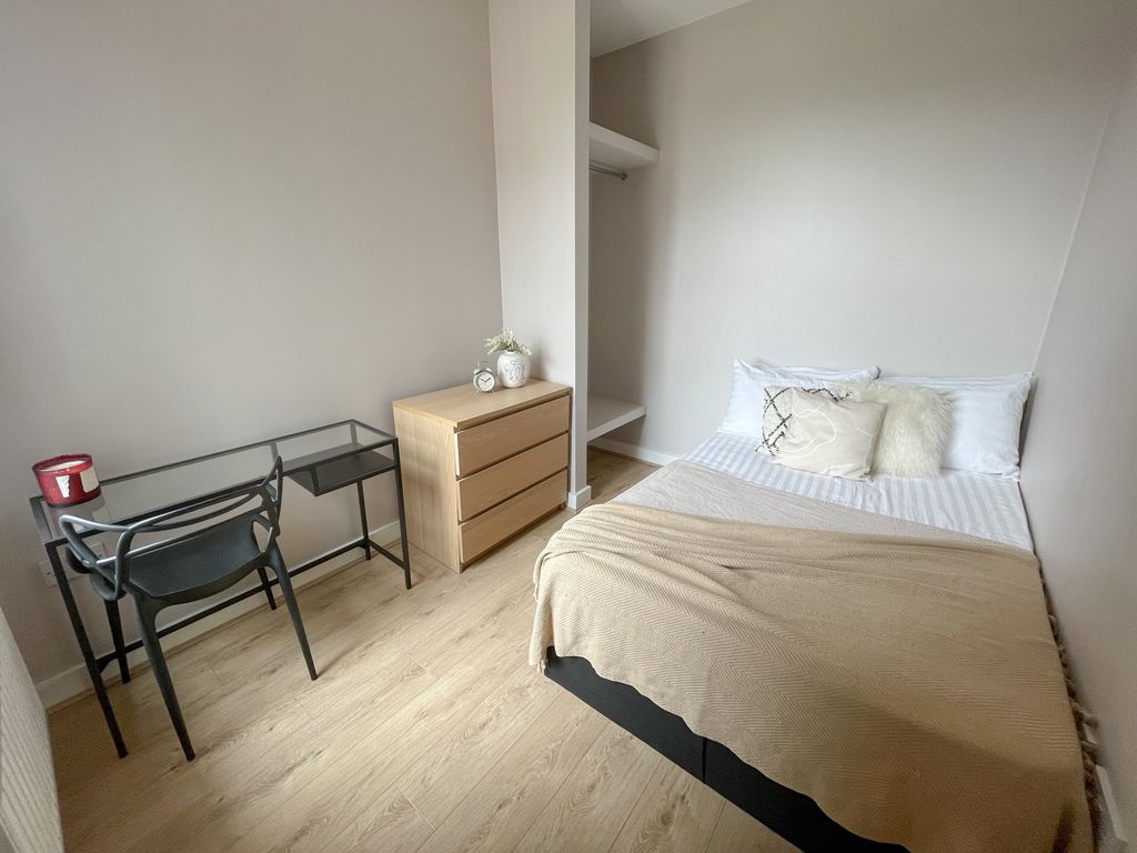 Property photo 3 of 8 159 Empress(7)