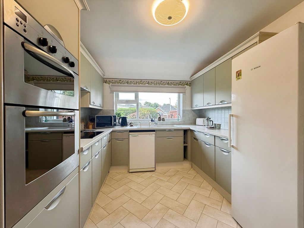 Property photo 3 of 16 Kitchen