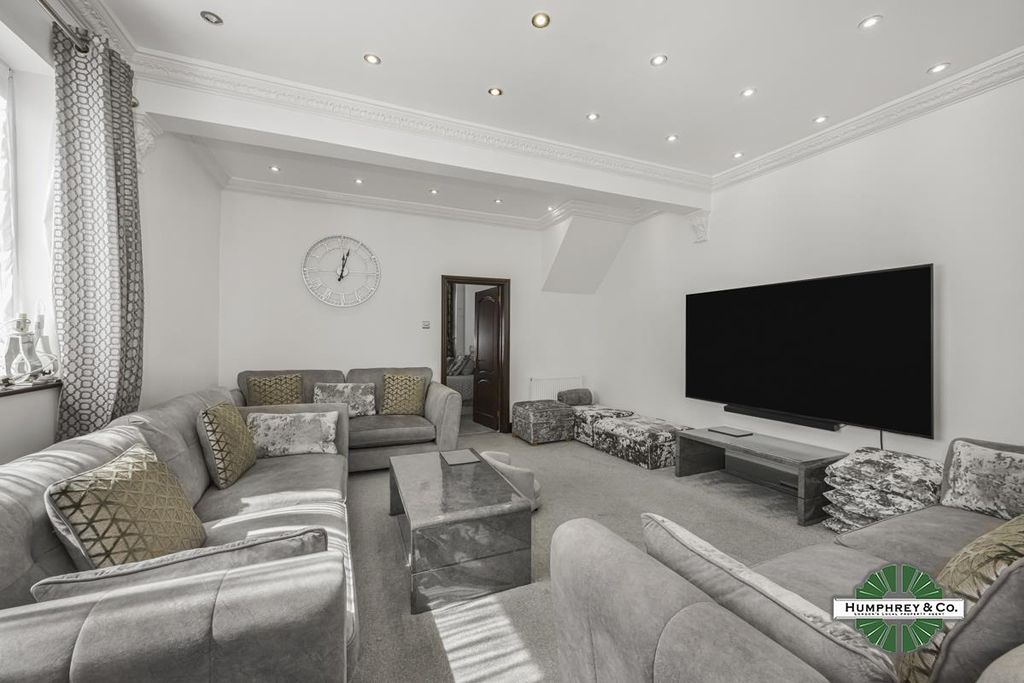 Property photo 1 of 24 Ground Floor Flat, Leopold Road (2).Jpg