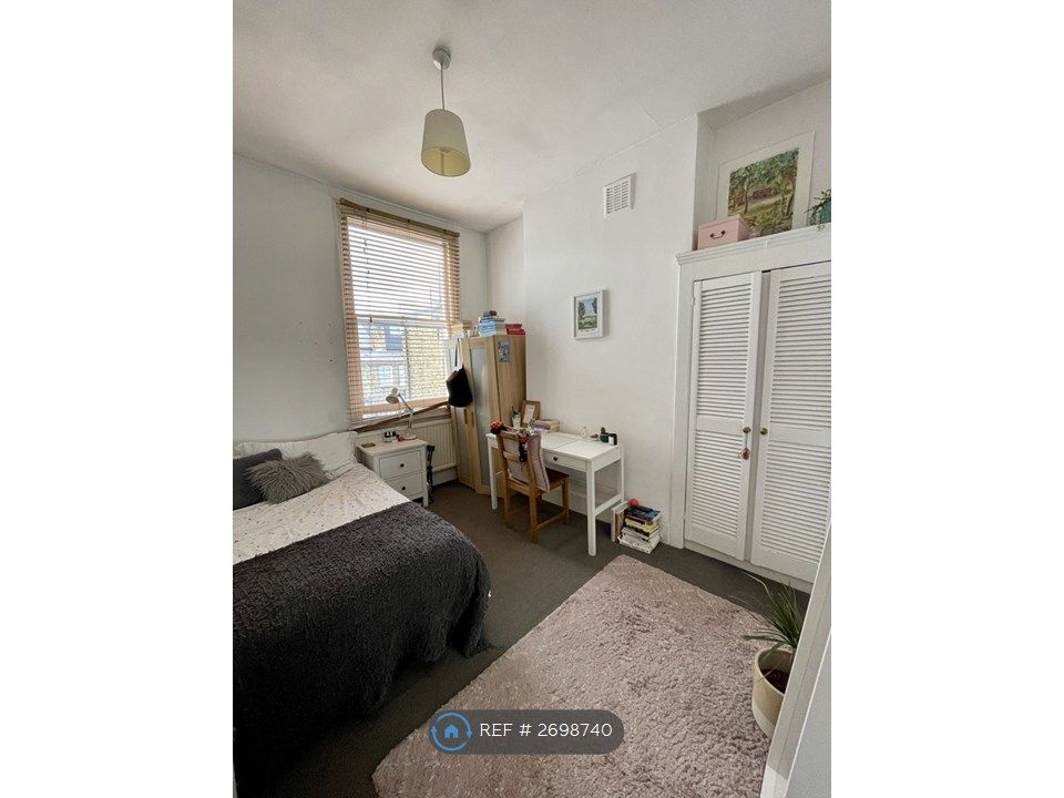 Property photo 3 of 12 Bed 1