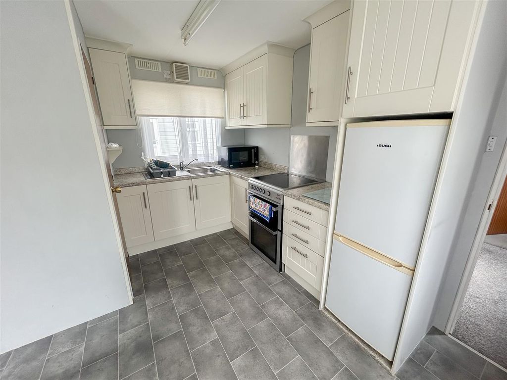 Property photo 3 of 9 Kitchen
