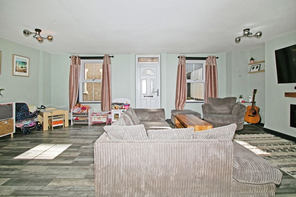 Property photo 2 of 26 Lounge