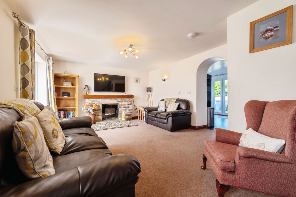 Property photo 2 of 17 Photo