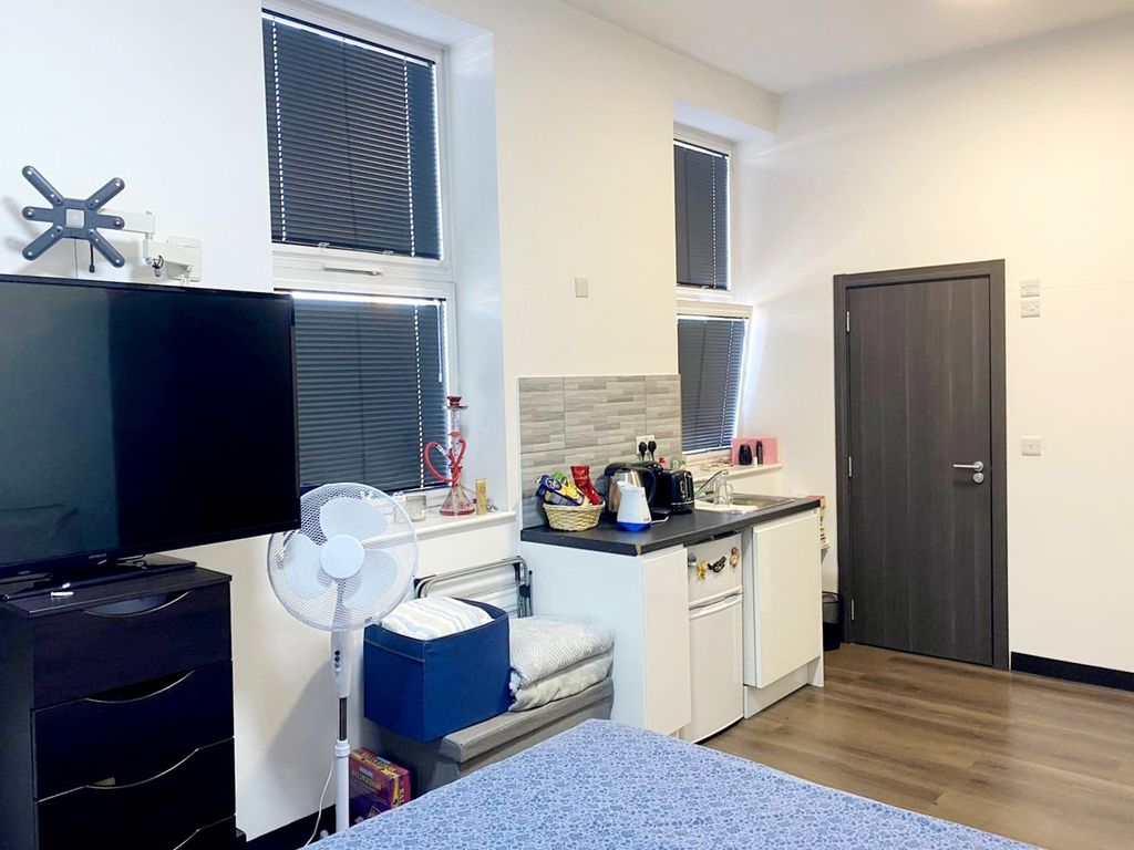 Property photo 3 of 8 Kitchenette