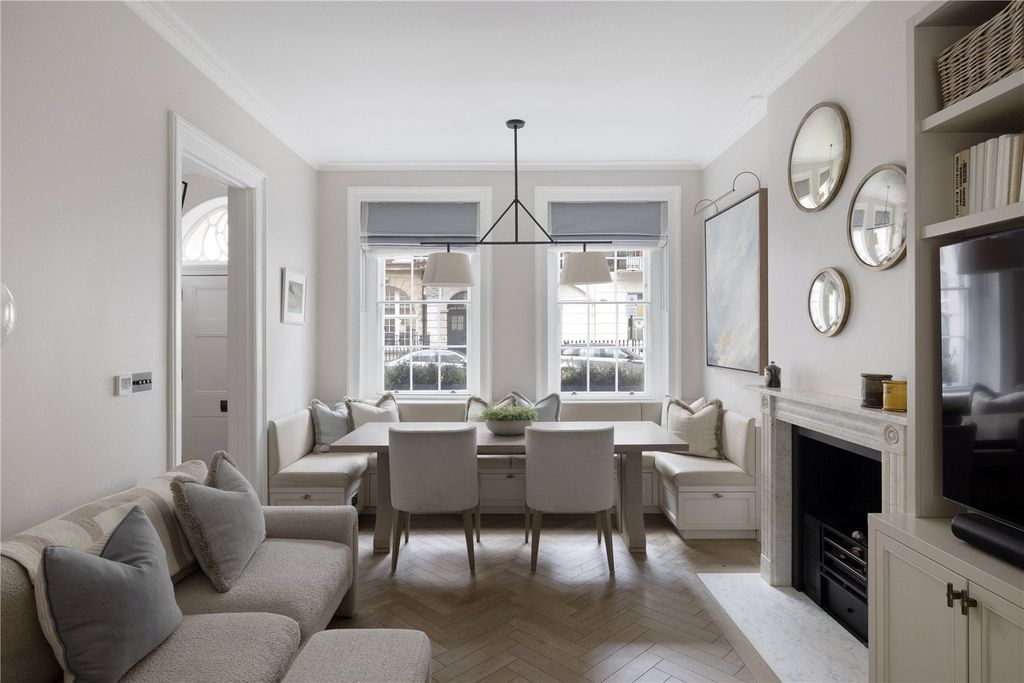 Property photo 3 of 14 Dining Room