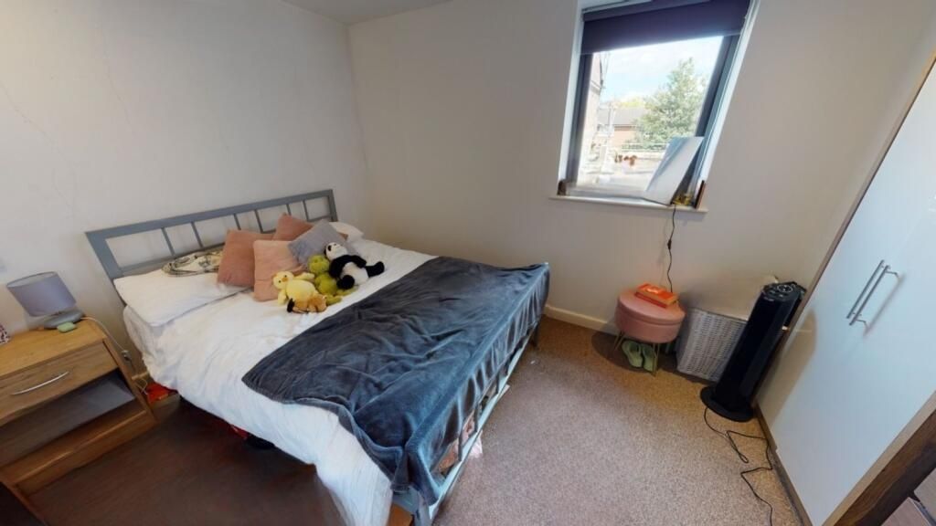 Property photo 2 of 6 A Cozy Double Bedroom Featuring A Comfortable Doub...