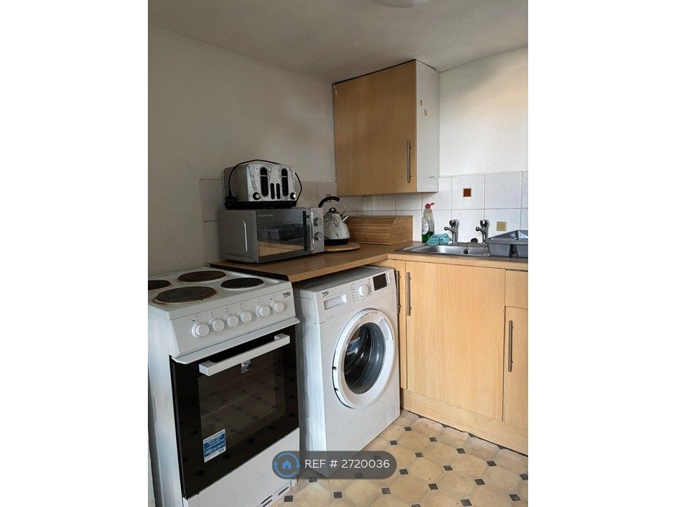 Property photo 3 of 10 Kitchen