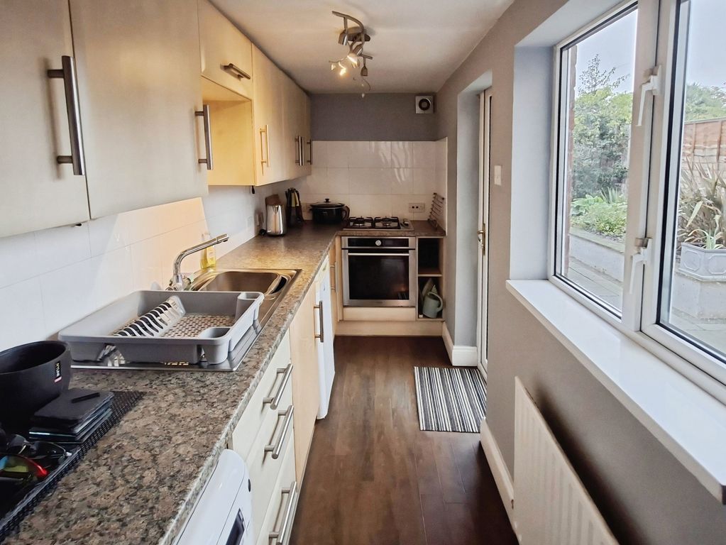Property photo 3 of 11 Kitchen