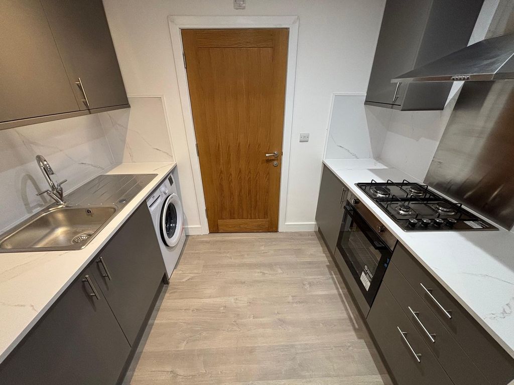 Property photo 3 of 8 Kitchen