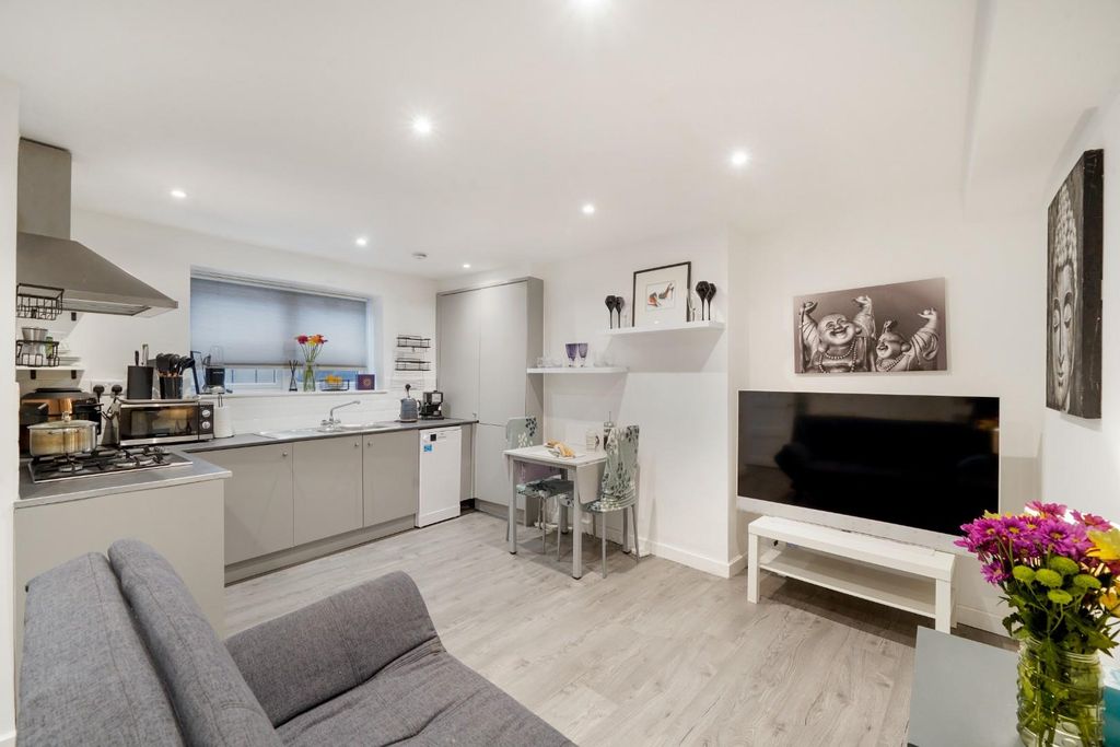 Property photo 1 of 15 Great Western Road 4.Jpg