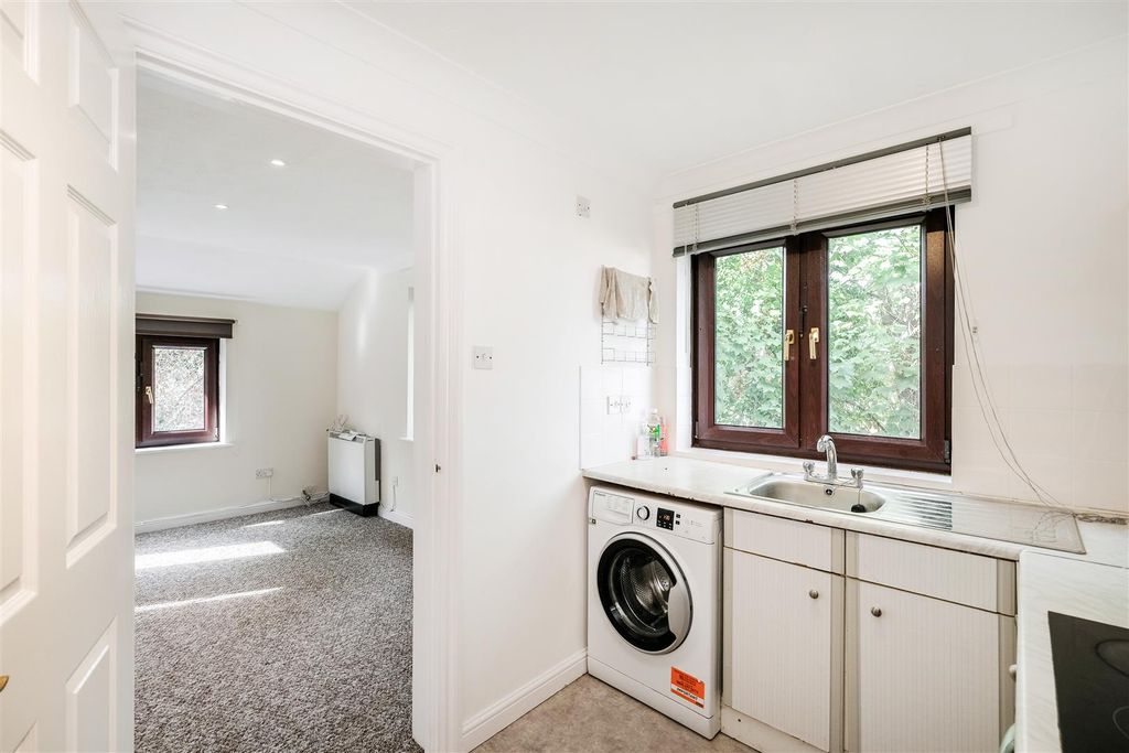 Property photo 2 of 18 Cedar Close-13.Jpg