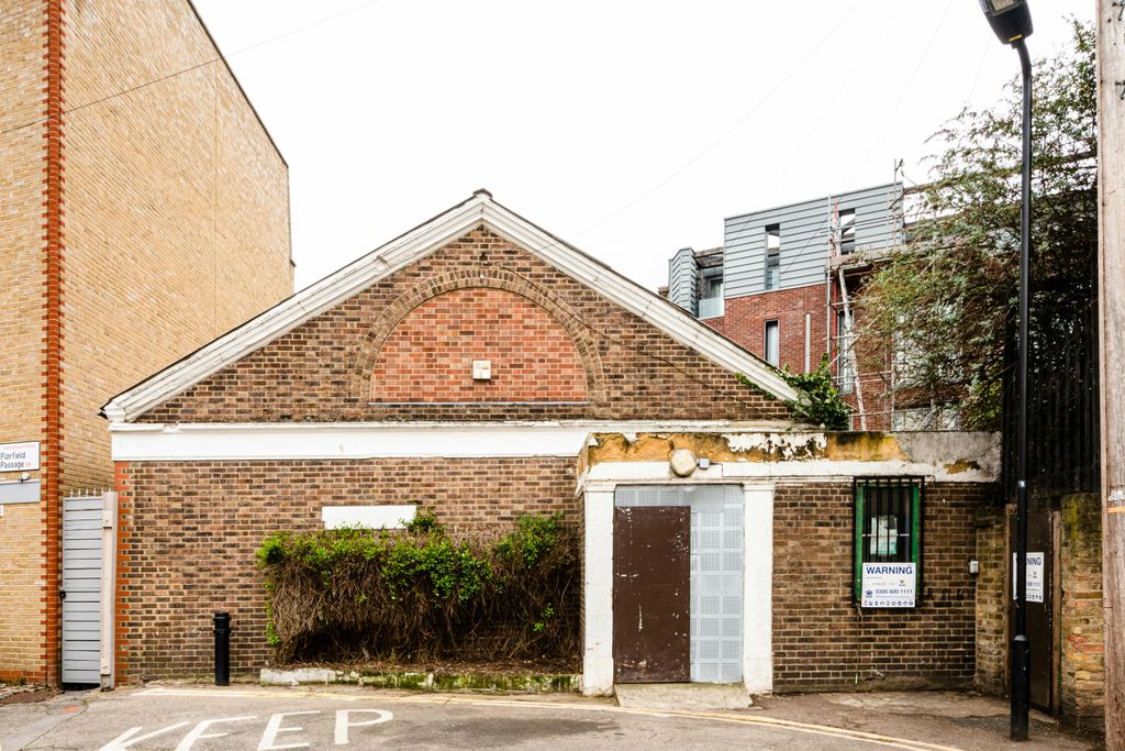 Property photo 2 of 9 Hackney Grove  29.Jpg