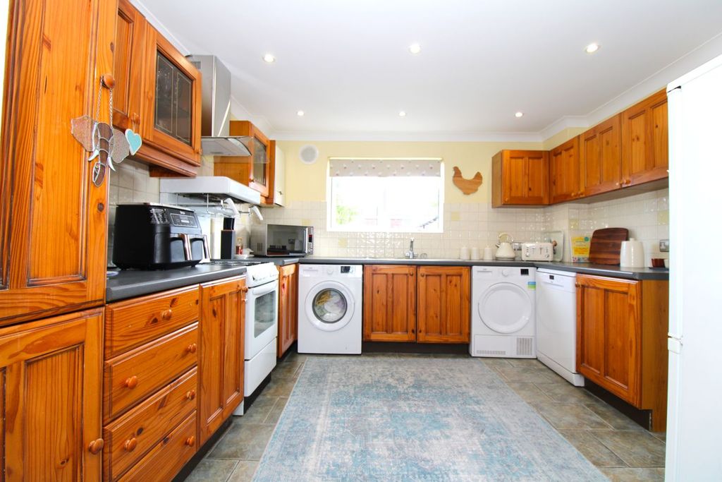 Property photo 2 of 24 Kitchen