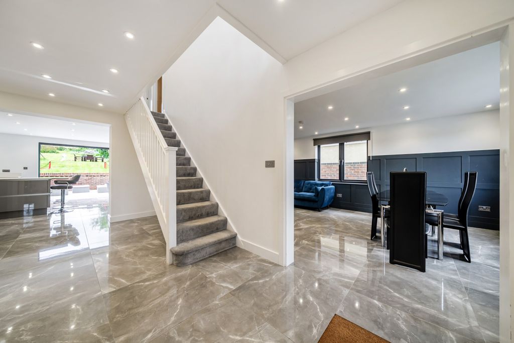 Property photo 2 of 23 1446785-21-69E0Bf...
