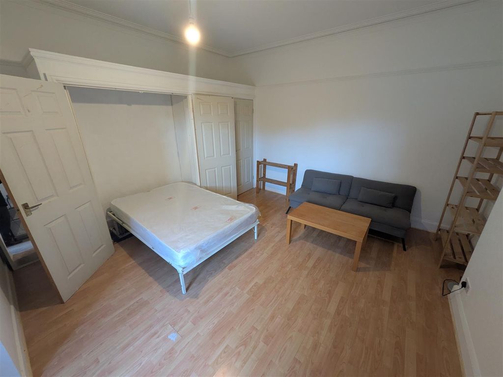 Property photo 2 of 10 Studio Room
