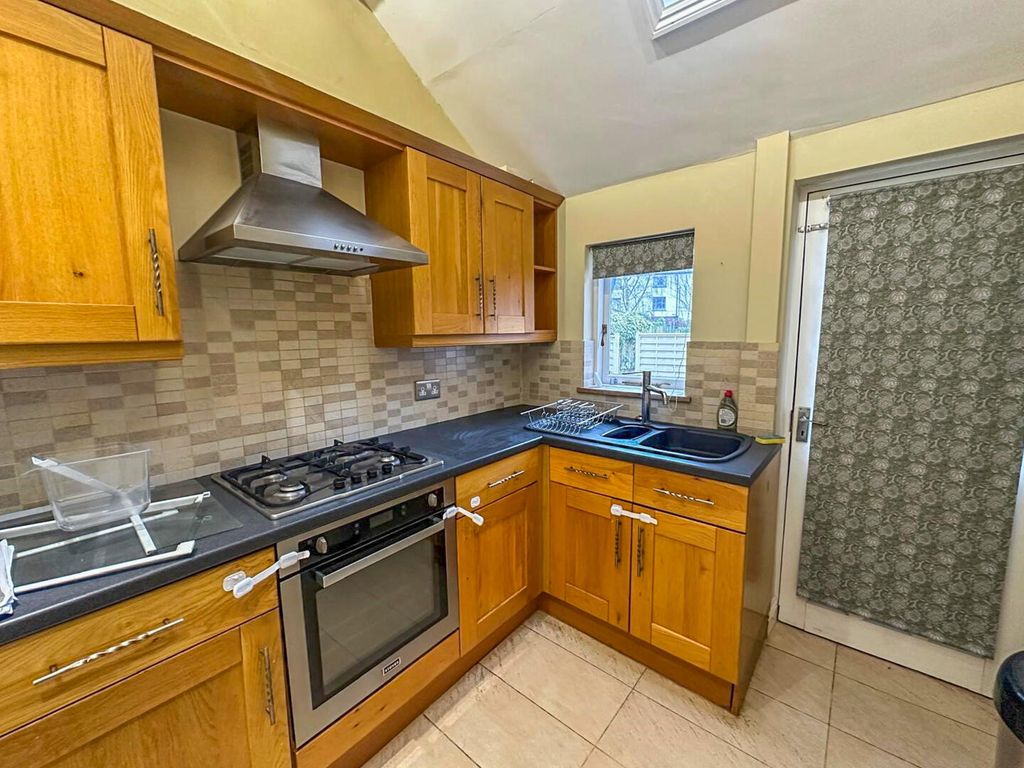 Property photo 3 of 10 Kitchen