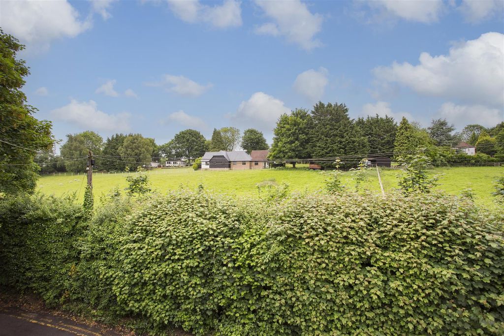 Property photo 2 of 18 Garden / Views