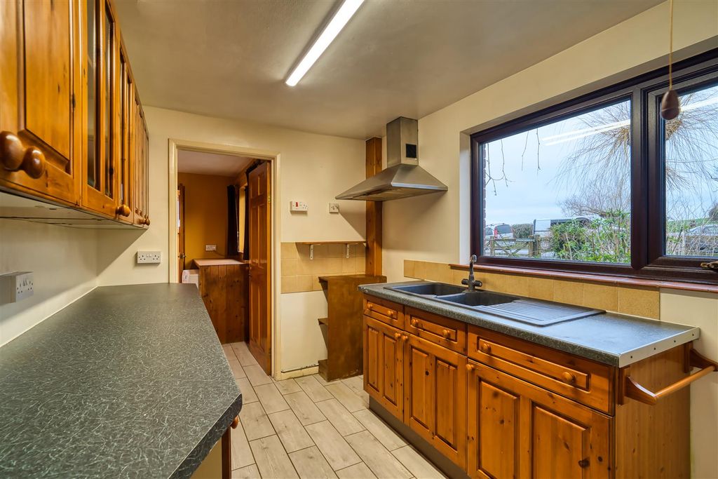 Property photo 2 of 10 Kitchen