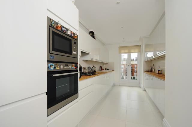 Property photo 1 of 10 Kitchen
