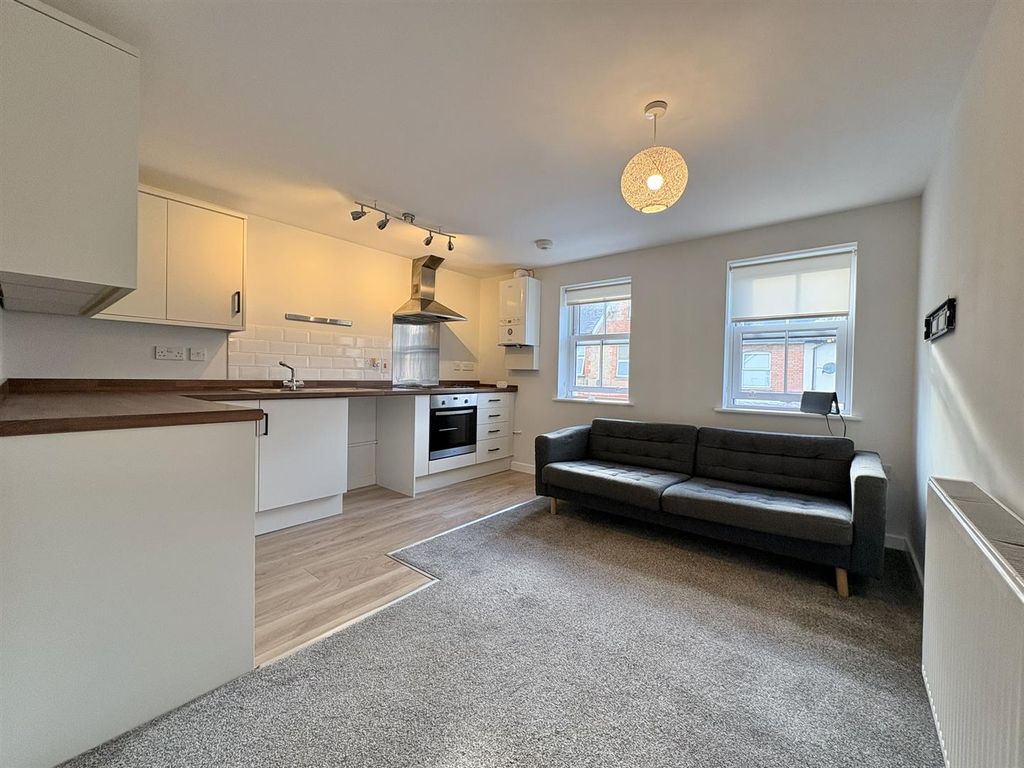 Property photo 2 of 9 Lounge/Kitchen