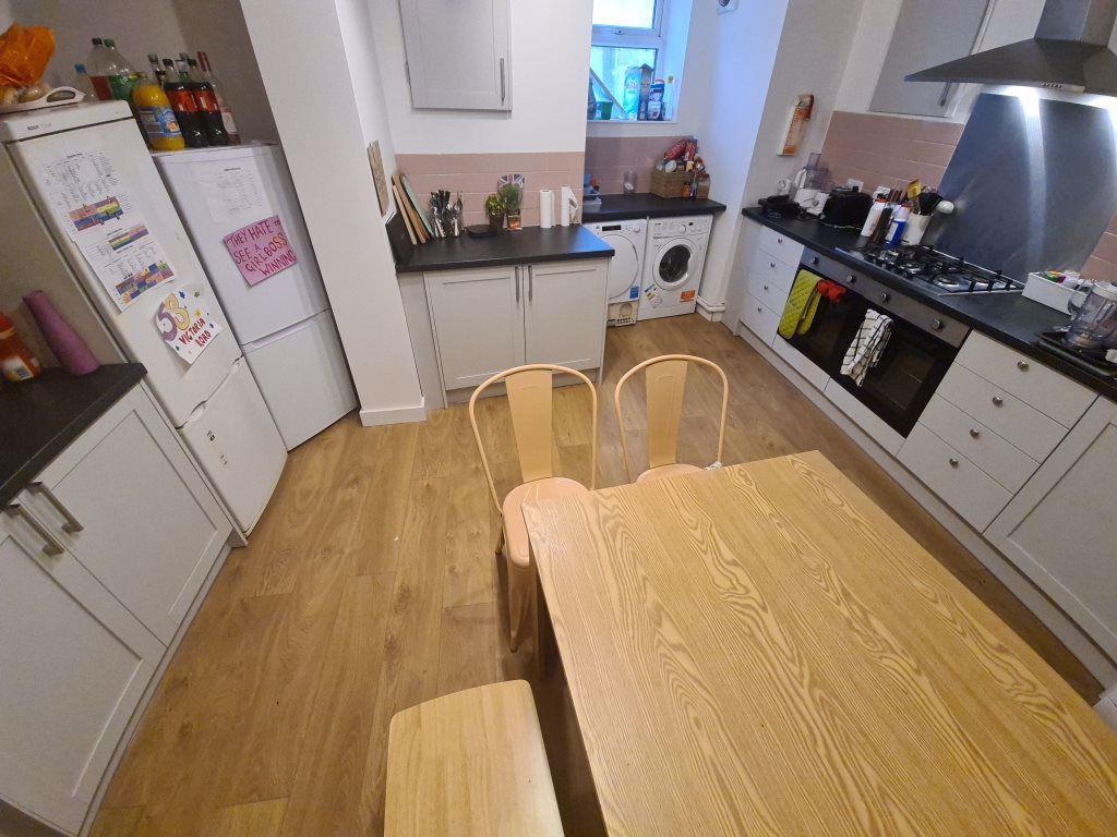Property photo 1 of 18 A Bright, Modern Kitchen With Ample Counter Space ...