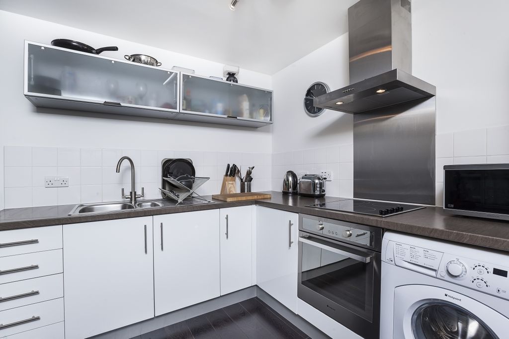 Property photo 3 of 10 Kitchen