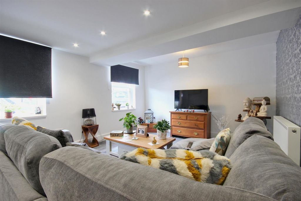 Property photo 3 of 20 Lounge