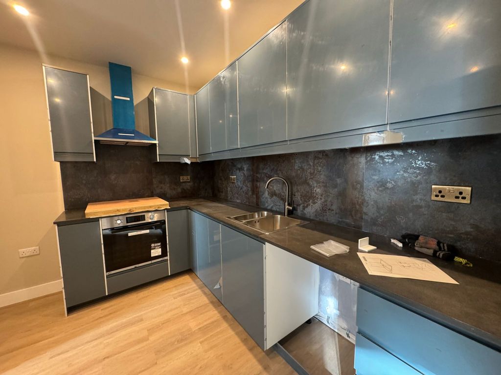 Property photo 1 of 3 Brand New One-Bedroom Flat Located On North End, Croydon Cr0