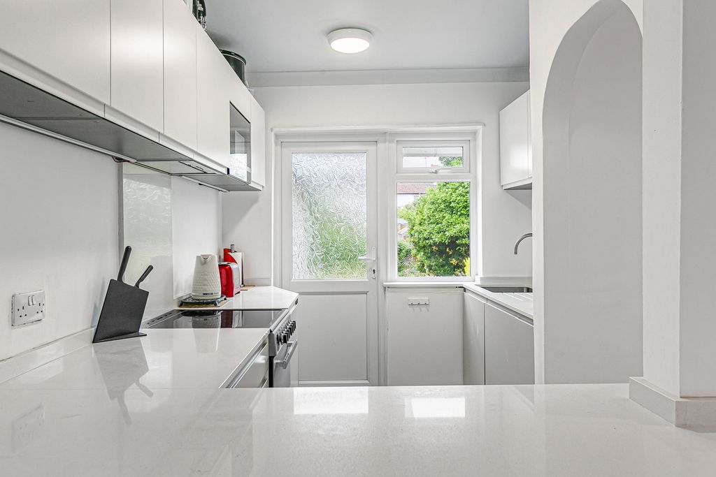 Property photo 3 of 25 Kitchen