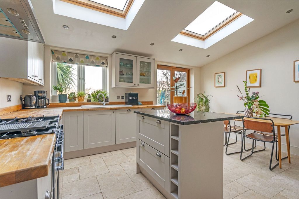 Property photo 2 of 15 Kitchen/Breakfast
