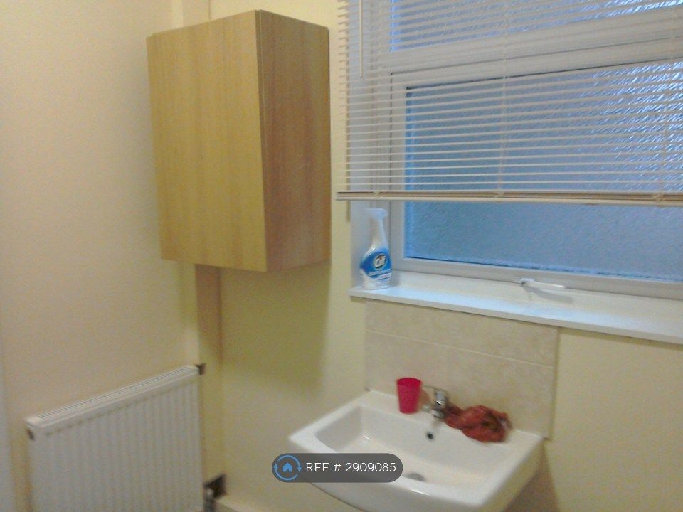 Property photo 3 of 8 Bathroom 1