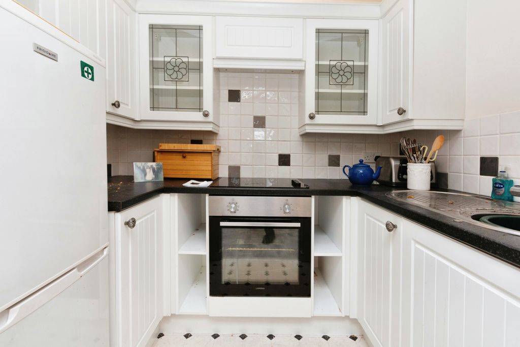 Property photo 3 of 10 Kitchen