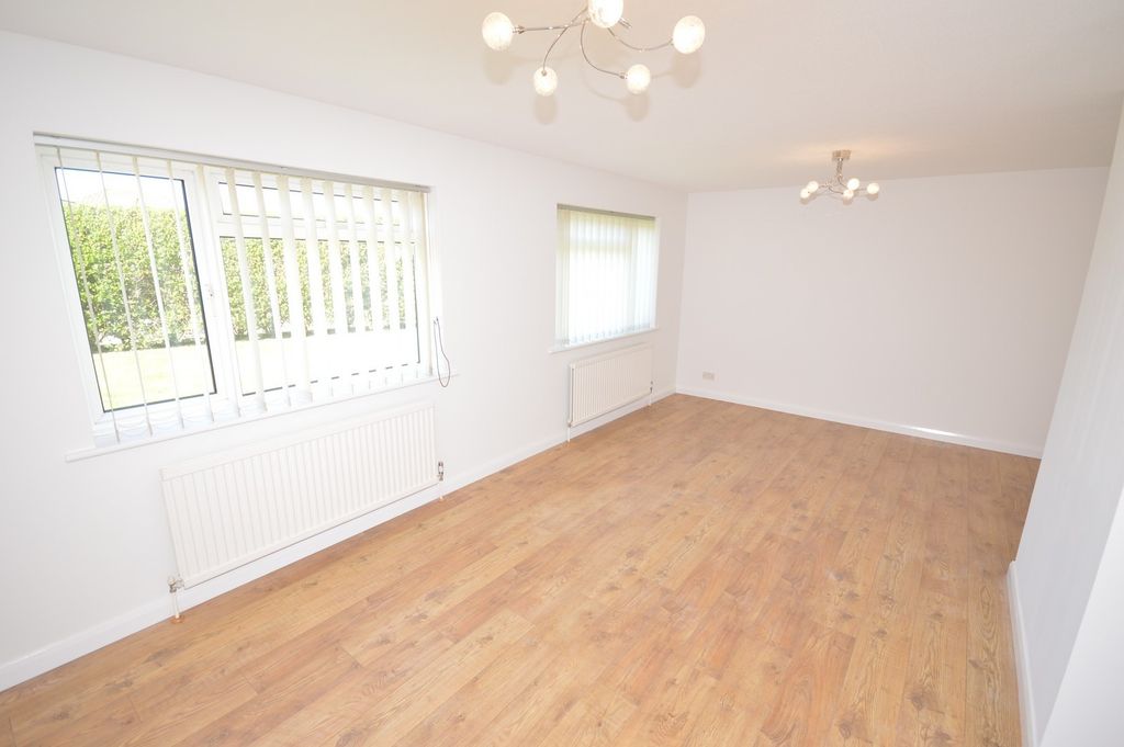 Property photo 3 of 8 Living Room Bungalow To Rent In Selsey