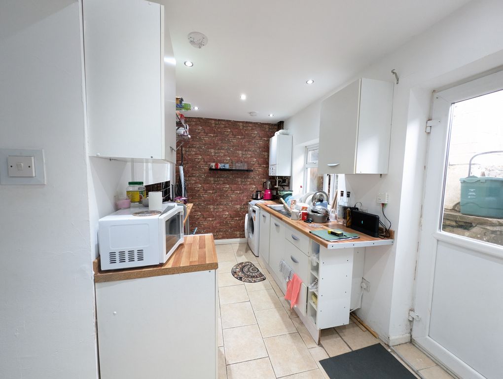 Property photo 3 of 19 Kitchen