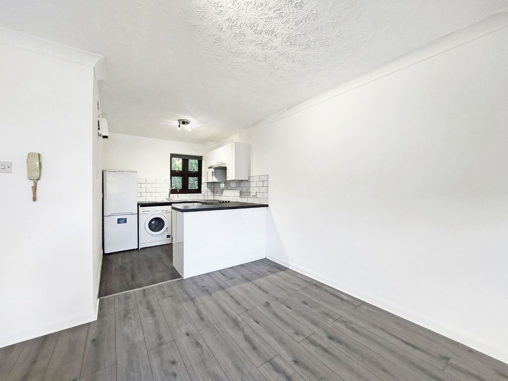 Property photo 3 of 8 4565803