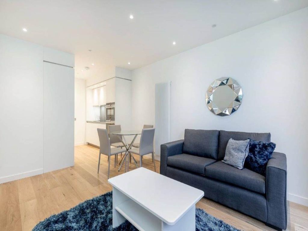 Property photo 3 of 9 Living 2