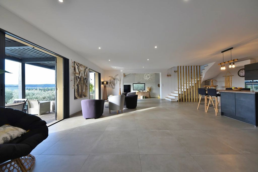 Property photo 2 of 27