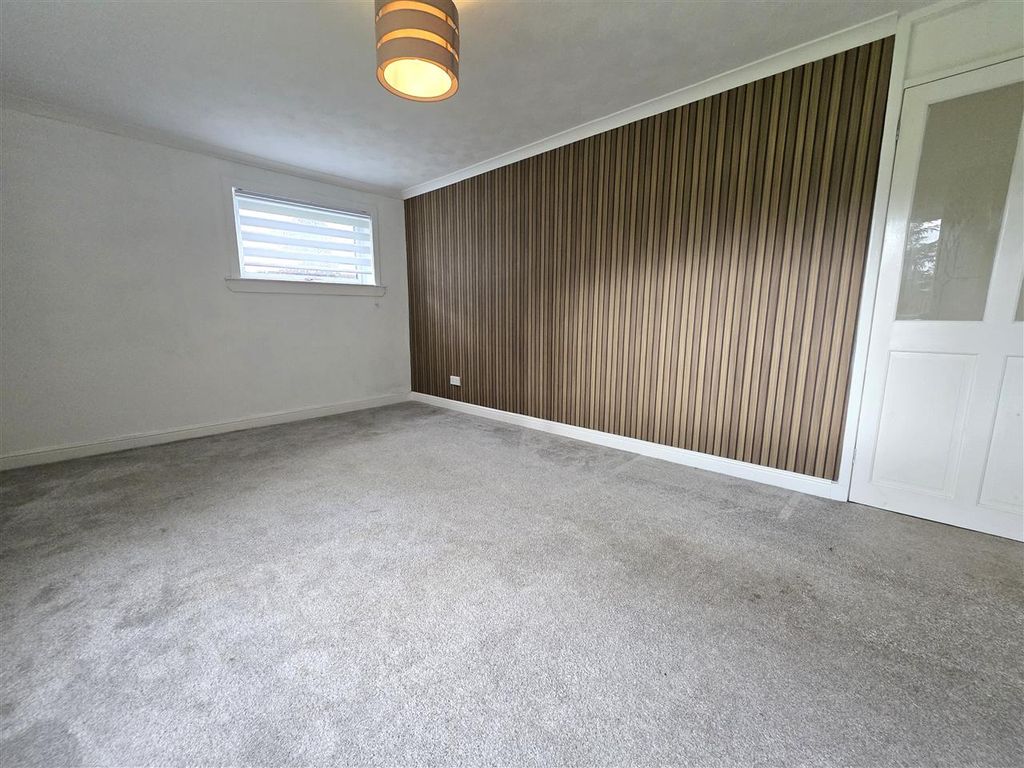 Property photo 3 of 15 Lounge