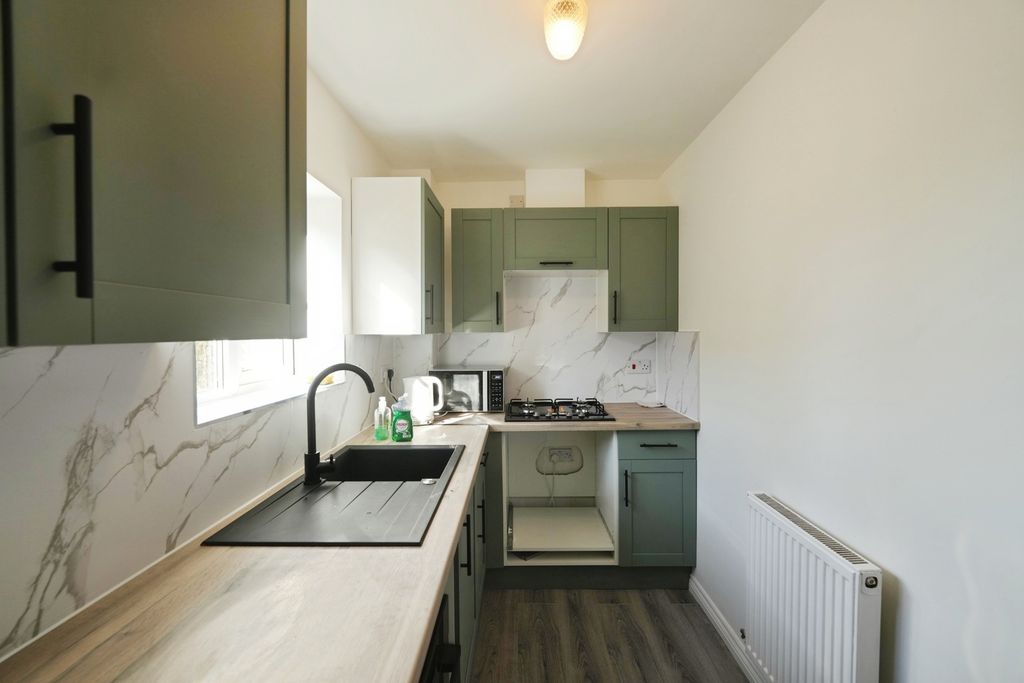 Property photo 3 of 11 Kitchen