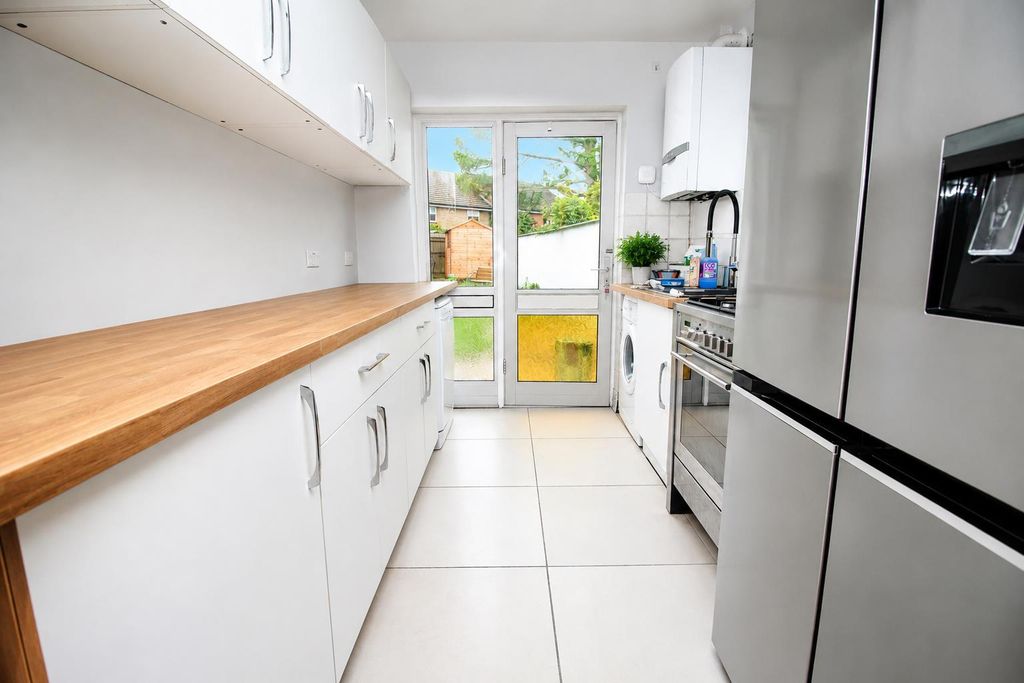 Property photo 3 of 9 Kitchen