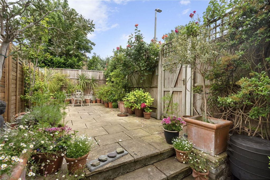 Property photo 3 of 11 Garden