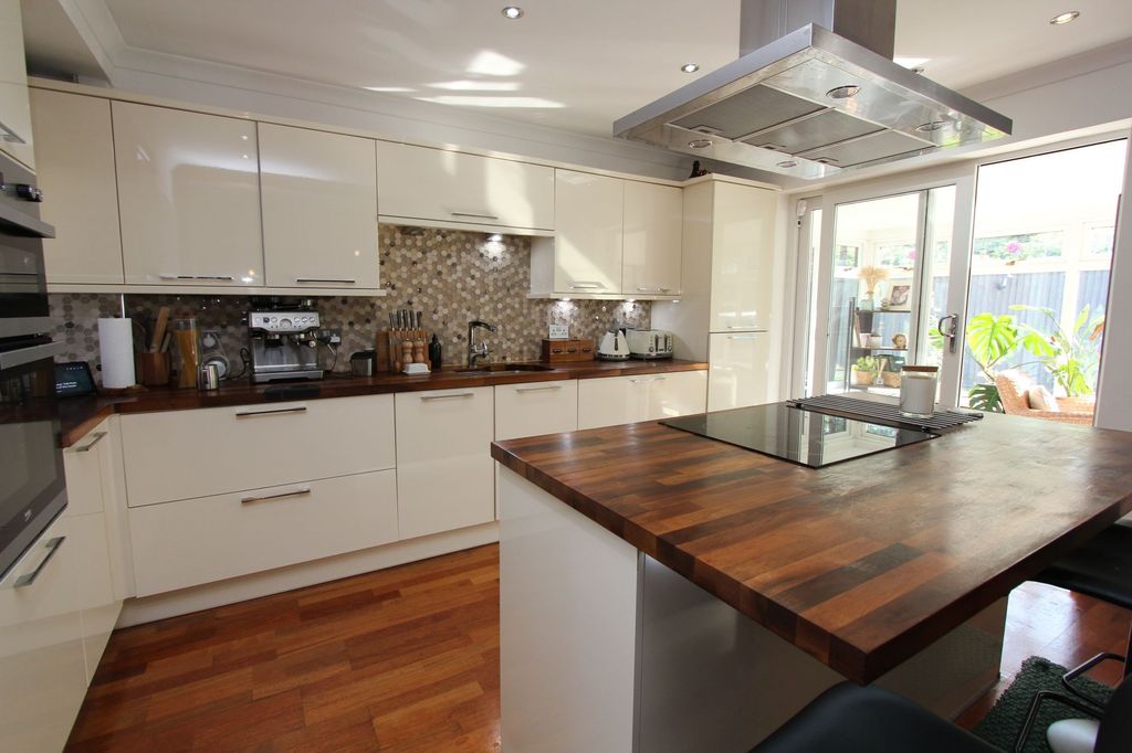 Property photo 2 of 31