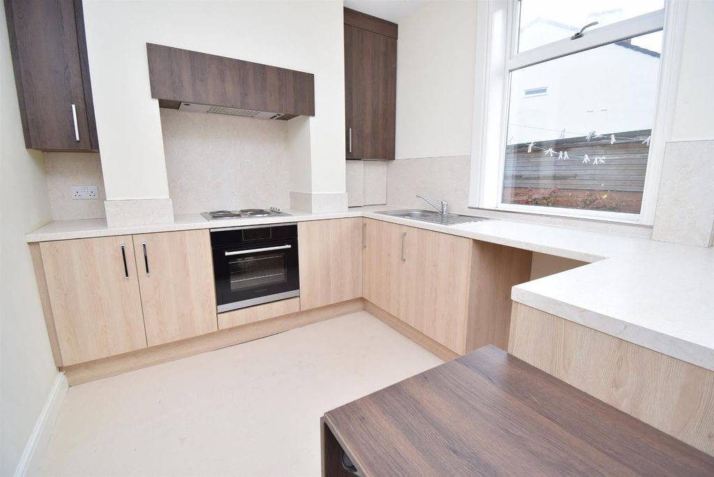 Property photo 3 of 8 Kitchen