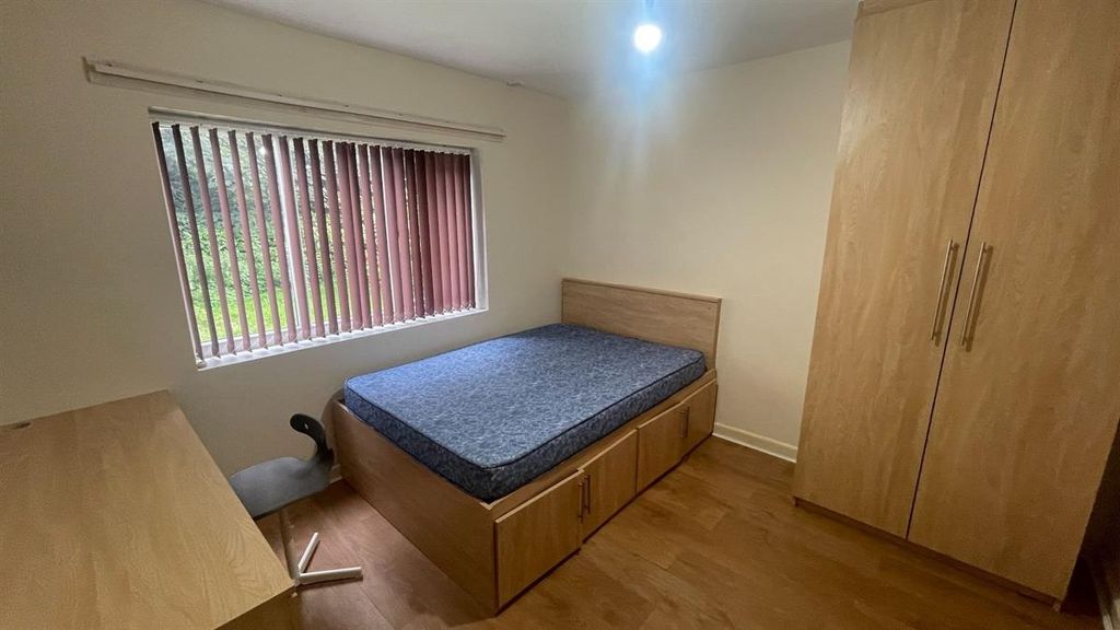 Property photo 2 of 13 A Well-Maintained Single Bedroom Featuring A Cozy ...